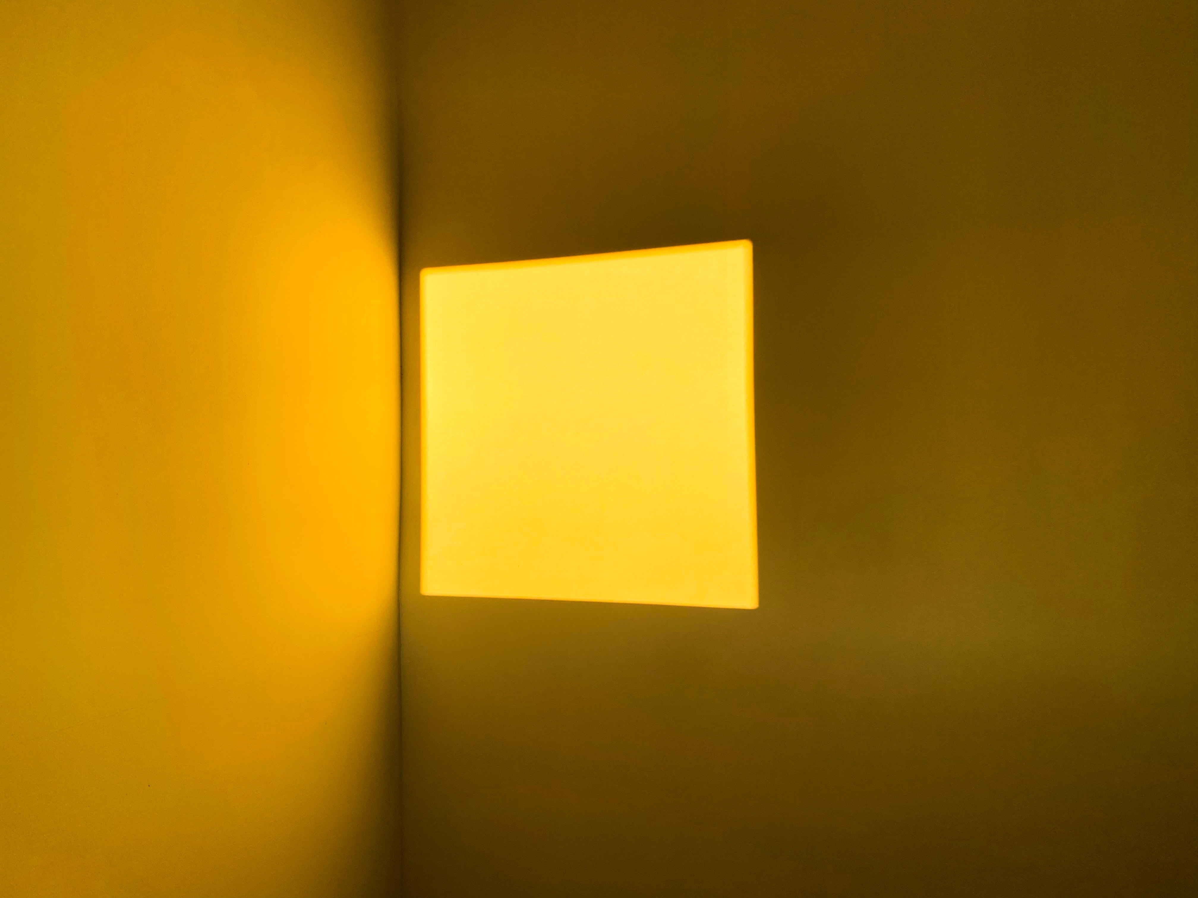 Fotos eines gelben Quadrats